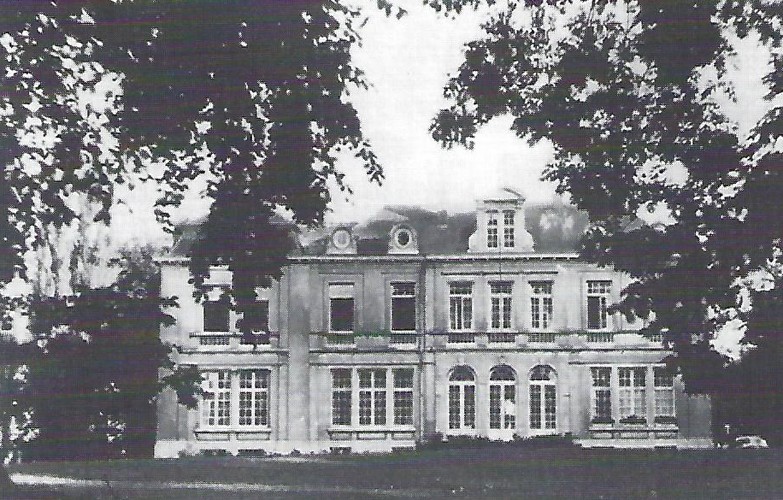 Photo en noir et blanc du château Hubert vu de la Dendre